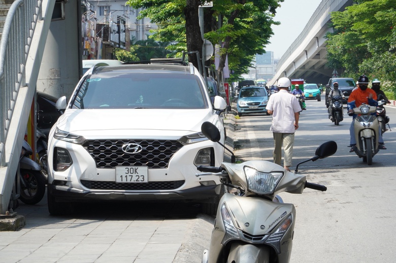 H&agrave; Nội: H&agrave;ng qu&aacute;n chiếm dụng vỉa h&egrave;, người đi bộ len lỏi giữa d&ograve;ng xe cộ- Ảnh 9.