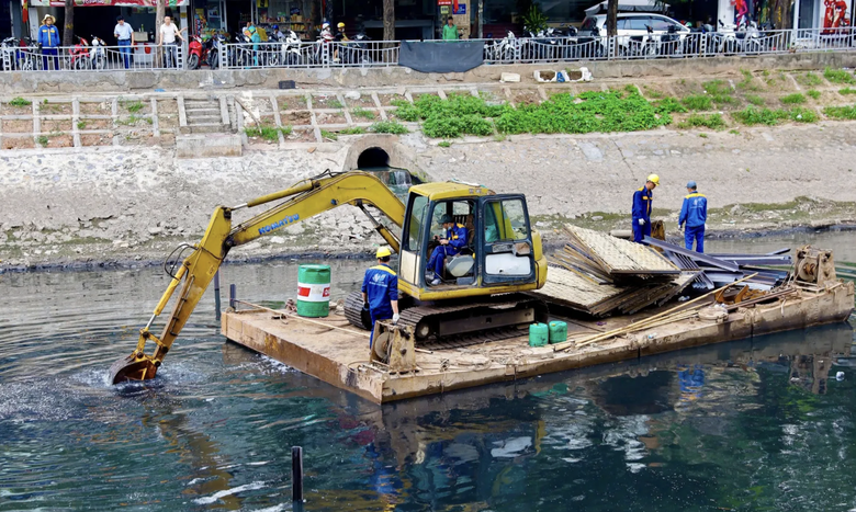 Xôn xao chiếc "van nước" kỳ lạ trên sông Tô Lịch- Ảnh 2. Xôn xao chiếc "van nước" kỳ lạ trên sông Tô Lịch- Ảnh 2.