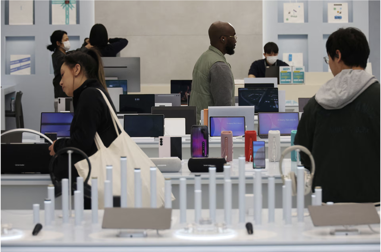 Lợi nhuận sụt giảm nghi&ecirc;m trọng, Samsung đổ lỗi do lệnh hạn chế từ Mỹ- Ảnh 2.