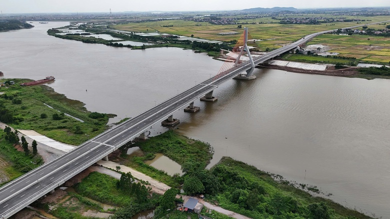 Cầu ngh&igrave;n tỷ đồng vượt s&ocirc;ng Thương, d&acirc;n hết cảnh qua s&ocirc;ng lụy ph&agrave;- Ảnh 1.