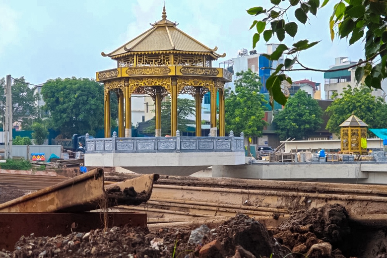 Xôn xao chiếc "van nước" kỳ lạ trên sông Tô Lịch- Ảnh 1. Xôn xao chiếc "van nước" kỳ lạ trên sông Tô Lịch- Ảnh 1.