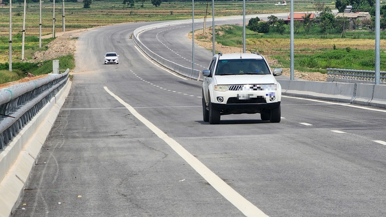 Cầu ngh&igrave;n tỷ đồng vượt s&ocirc;ng Thương, d&acirc;n hết cảnh qua s&ocirc;ng lụy ph&agrave;- Ảnh 3.