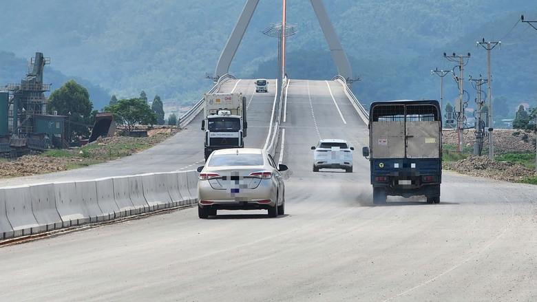 Cầu ngh&igrave;n tỷ đồng vượt s&ocirc;ng Thương, d&acirc;n hết cảnh qua s&ocirc;ng lụy ph&agrave;- Ảnh 4.