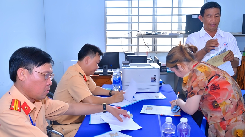 C&agrave; Mau: Bố tr&iacute; hai trụ sở Ph&ograve;ng CSGT, tạo thuận lợi cho người d&acirc;n l&agrave;m thủ tục- Ảnh 1.