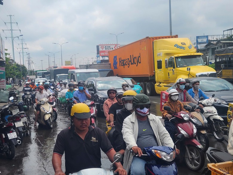 TP.HCM: Nh&agrave; c&oacute; 10 ph&ograve;ng trọ bất ngờ bốc ch&aacute;y, quốc lộ 1 kẹt xe nghi&ecirc;m trọng- Ảnh 1.