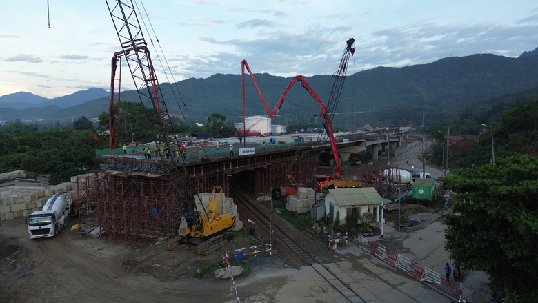 Ho&agrave;n th&agrave;nh hạng mục phức tạp nhất dự &aacute;n đường ven biển nối cảng Li&ecirc;n Chiểu- Ảnh 1.