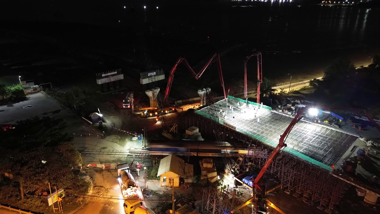 Ho&agrave;n th&agrave;nh hạng mục phức tạp nhất dự &aacute;n đường ven biển nối cảng Li&ecirc;n Chiểu- Ảnh 2.