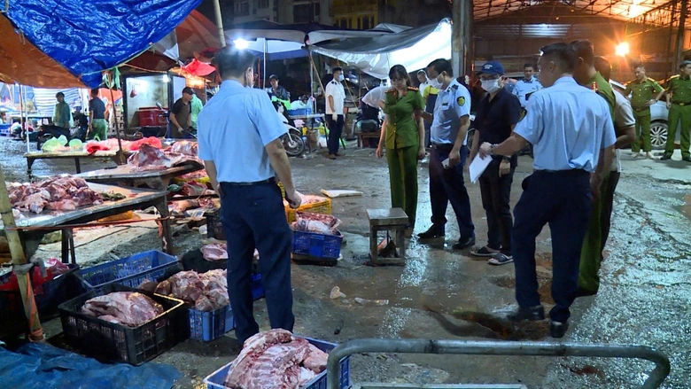 C&ocirc;ng an H&agrave; Nội ph&aacute; đường d&acirc;y tuồn h&agrave;ng tấn thịt lợn bệnh ra thị trường, bắt 4 người- Ảnh 1.