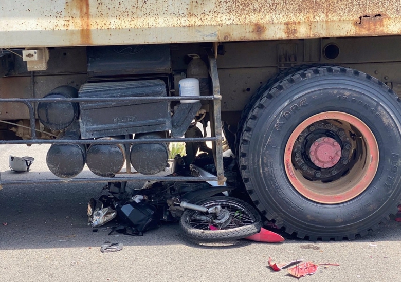 Va chạm giữa xe tải v&agrave; xe m&aacute;y, c&ocirc; g&aacute;i 19 tuổi tử vong tại chỗ- Ảnh 1.