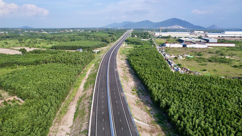 Hơn 300 ngày thần tốc làm cao tốc - Ảnh 2. Hơn 300 ngày thần tốc làm cao tốc - Ảnh 2.