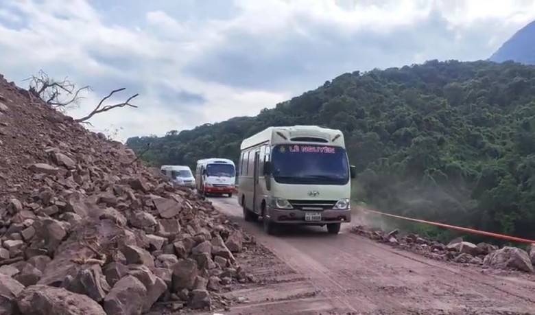 Th&ocirc;ng tuyến vị tr&iacute; sạt lở g&acirc;y &aacute;ch tắc giao th&ocirc;ng tr&ecirc;n QL15D l&ecirc;n cửa khẩu La Lay- Ảnh 1.
