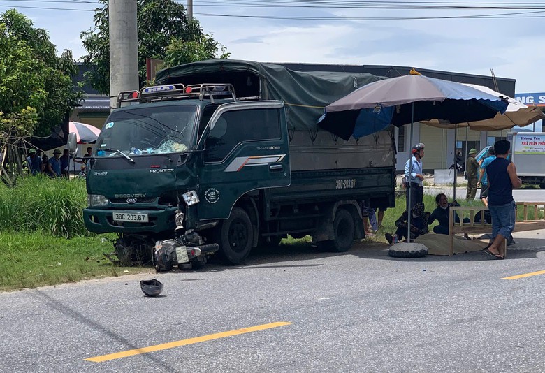 Xe tải k&eacute;o l&ecirc; xe m&aacute;y h&agrave;ng chục m&eacute;t, hai vợ chồng thương vong- Ảnh 1.
