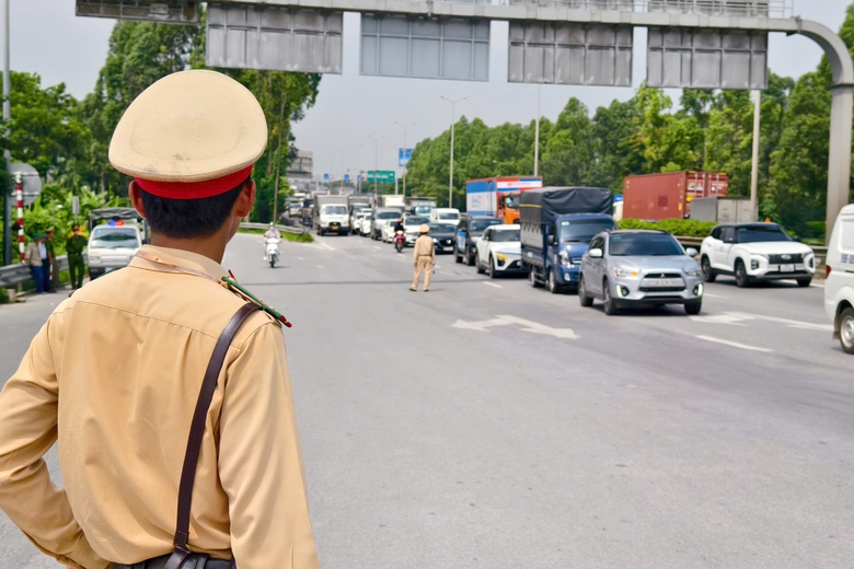 H&agrave; Nội xử phạt nhiều t&agrave;i xế &ocirc; t&ocirc; dừng mua ổi, đ&oacute;n trả kh&aacute;ch tại lối v&agrave;o cao tốc Hải Ph&ograve;ng- Ảnh 2.