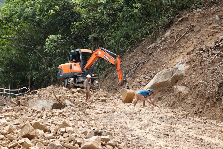 Mưa lũ g&acirc;y sạt lở, quốc lộ 16 qua Nghệ An nguy cơ chia cắt k&eacute;o d&agrave;i- Ảnh 1.