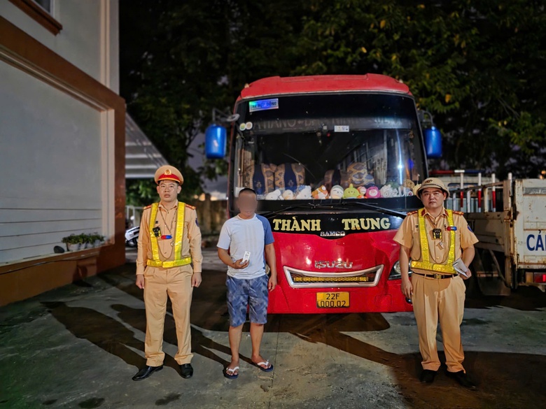 Tuy&ecirc;n Quang: CSGT xử l&yacute; 2 t&agrave;i xế xe kh&aacute;ch dương t&iacute;nh với ma t&uacute;y- Ảnh 2.