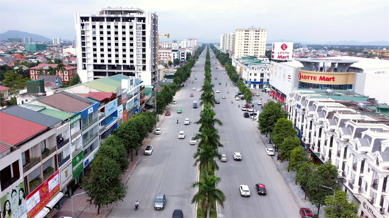 Nghệ An: H&agrave;ng trăm hố tho&aacute;t nước lọt thỏm b&ecirc;n đường "bẫy" người tham gia giao th&ocirc;ng- Ảnh 1.