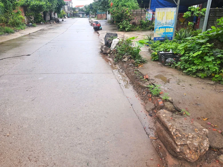 Quảng Ninh: Tuyến đường Bình Khê - Mạo Khê xuống cấp nghiêm trọng, dân mong sớm sửa chữa- Ảnh 7. Quảng Ninh: Tuyến đường Bình Khê - Mạo Khê xuống cấp nghiêm trọng, dân mong sớm sửa chữa- Ảnh 7.