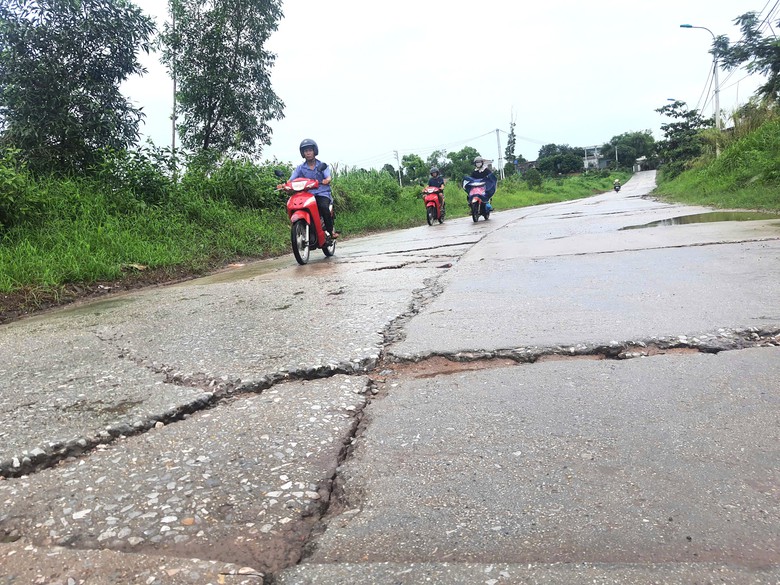 Quảng Ninh: Tuyến đường Bình Khê - Mạo Khê xuống cấp nghiêm trọng, dân mong sớm sửa chữa- Ảnh 10. Quảng Ninh: Tuyến đường Bình Khê - Mạo Khê xuống cấp nghiêm trọng, dân mong sớm sửa chữa- Ảnh 10.