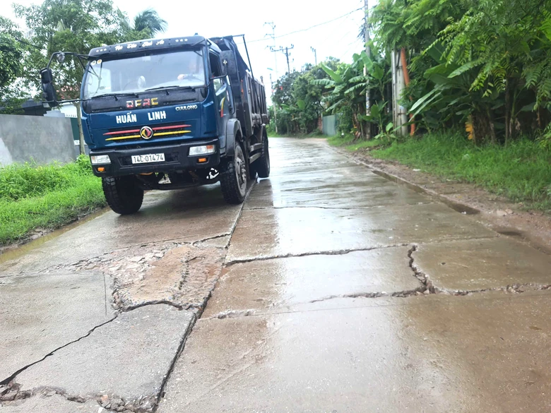 Quảng Ninh: Tuyến đường Bình Khê - Mạo Khê xuống cấp nghiêm trọng, dân mong sớm sửa chữa- Ảnh 4. Quảng Ninh: Tuyến đường Bình Khê - Mạo Khê xuống cấp nghiêm trọng, dân mong sớm sửa chữa- Ảnh 4.