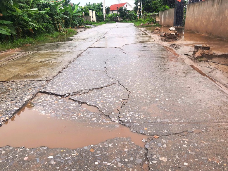 Quảng Ninh: Tuyến đường Bình Khê - Mạo Khê xuống cấp nghiêm trọng, dân mong sớm sửa chữa- Ảnh 12. Quảng Ninh: Tuyến đường Bình Khê - Mạo Khê xuống cấp nghiêm trọng, dân mong sớm sửa chữa- Ảnh 12.