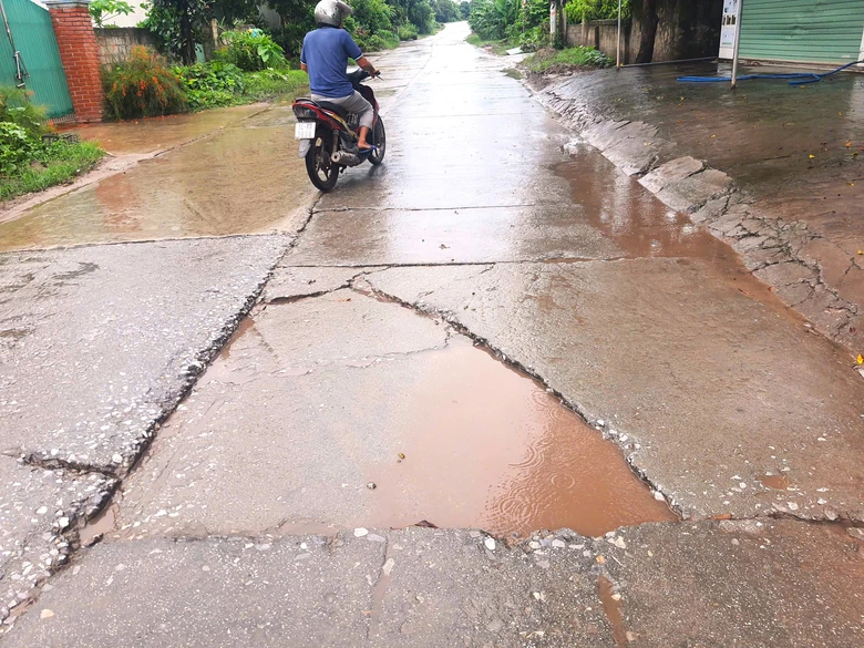 Quảng Ninh: Tuyến đường Bình Khê - Mạo Khê xuống cấp nghiêm trọng, dân mong sớm sửa chữa- Ảnh 13. Quảng Ninh: Tuyến đường Bình Khê - Mạo Khê xuống cấp nghiêm trọng, dân mong sớm sửa chữa- Ảnh 13.
