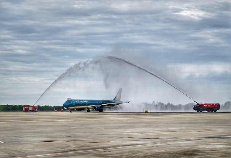 H&agrave;nh kh&aacute;ch thứ 350 triệu của Vietnam Airlines nhận qu&agrave; đặc biệt- Ảnh 3.