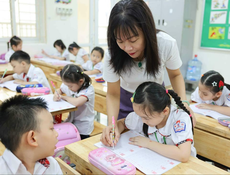 Gần 700.000 học sinh tiểu học H&agrave; Nội được hỗ trợ ăn b&aacute;n tr&uacute; v&agrave; chăm s&oacute;c sức khỏe- Ảnh 2.