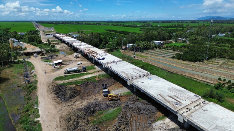 An Giang tăng tốc đầu tư công, chuẩn bị hạ tầng cho sự kiện lớn- Ảnh 2. An Giang tăng tốc đầu tư công, chuẩn bị hạ tầng cho sự kiện lớn- Ảnh 2.