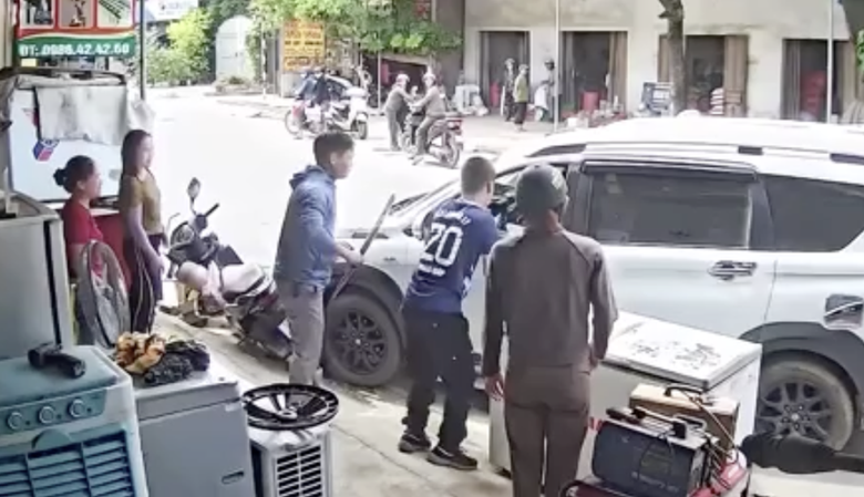 T&agrave;i xế ngất lịm trong xế hộp đang chạy, người d&acirc;n ph&aacute; cửa đưa đi cấp cứu- Ảnh 1.