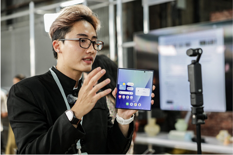 Samsung cạnh tranh bằng các mẫu điện thoại siêu mỏng- Ảnh 1. Samsung cạnh tranh bằng các mẫu điện thoại siêu mỏng- Ảnh 1.