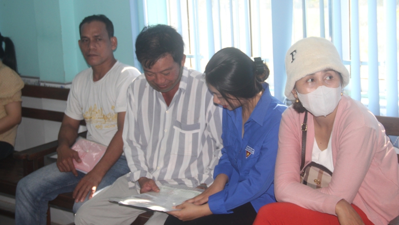 Người d&acirc;n C&agrave; Mau thuận lợi hơn khi l&agrave;m thủ tục h&agrave;nh ch&iacute;nh- Ảnh 2.