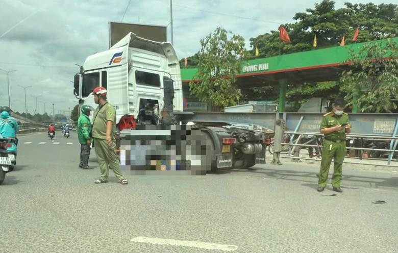 Va chạm giữa ngã tư Vũng Tàu, một người đàn ông đi xe máy tử vong tại chỗ- Ảnh 1. Va chạm giữa ngã tư Vũng Tàu, một người đàn ông đi xe máy tử vong tại chỗ- Ảnh 1.