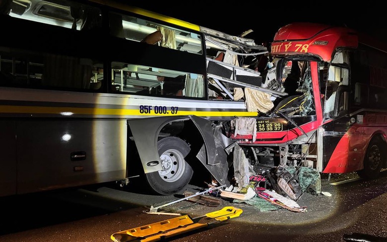 Hai xe kh&aacute;ch t&ocirc;ng nhau tr&ecirc;n cao tốc Vĩnh Hảo - Phan Thiết, 3 người thiệt mạng