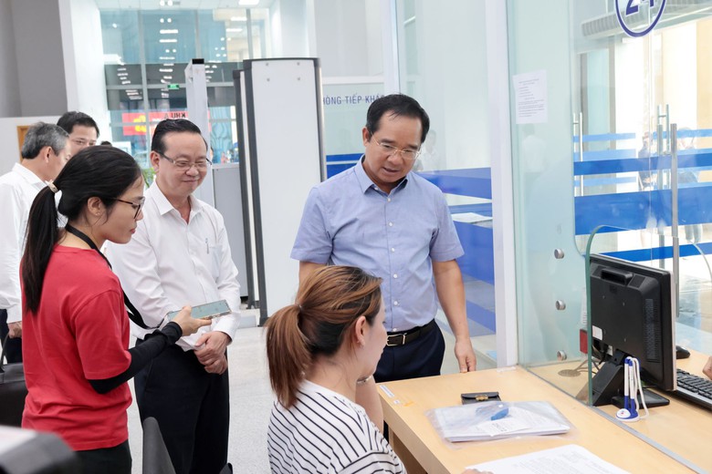 Chủ tịch TP.HCM kiểm tra bộ m&aacute;y h&agrave;nh ch&iacute;nh sau s&aacute;p nhập tại B&igrave;nh Dương cũ- Ảnh 2.