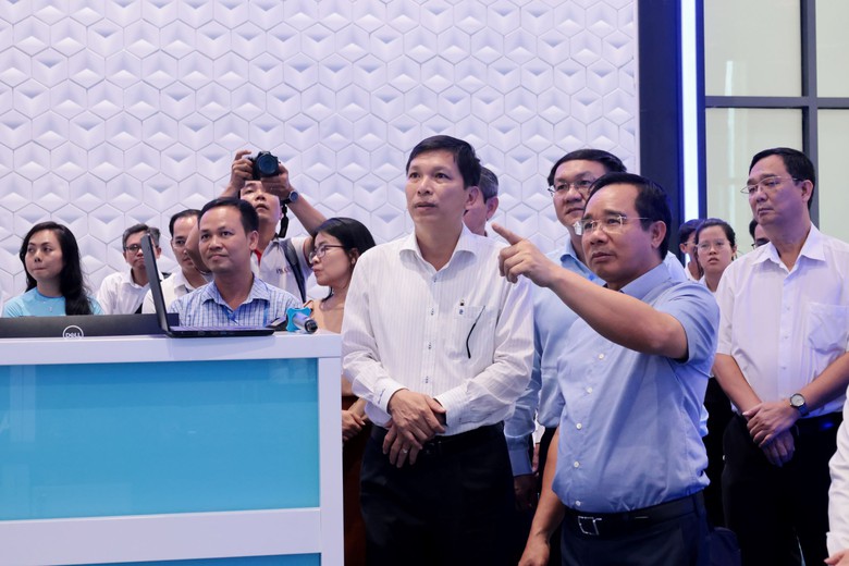 Chủ tịch TP.HCM kiểm tra bộ m&aacute;y h&agrave;nh ch&iacute;nh sau s&aacute;p nhập tại B&igrave;nh Dương cũ- Ảnh 3.