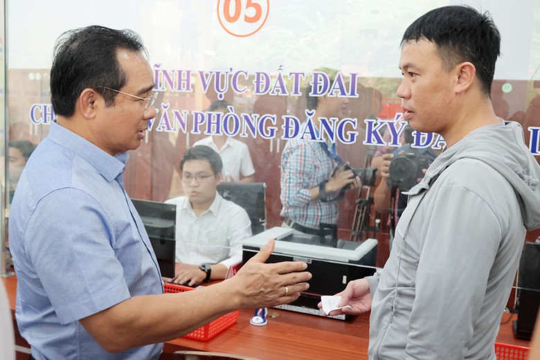 Chủ tịch TP.HCM kiểm tra bộ m&aacute;y h&agrave;nh ch&iacute;nh sau s&aacute;p nhập tại B&igrave;nh Dương cũ- Ảnh 1.