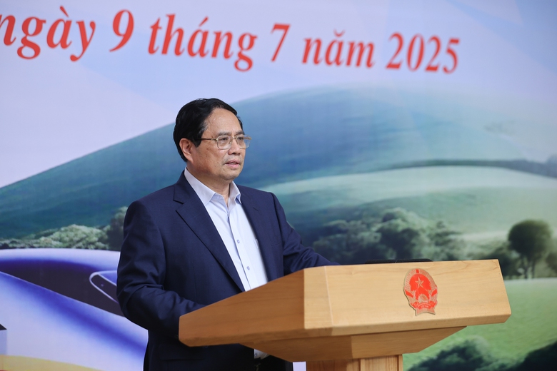 Thủ tướng: Th&aacute;o gỡ mọi n&uacute;t thắt, triển khai nhanh c&aacute;c dự &aacute;n đường sắt lớn- Ảnh 1.