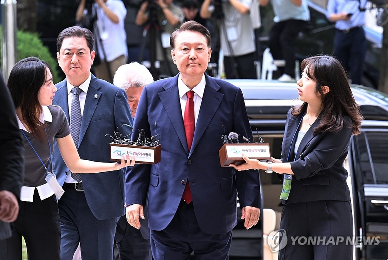 Cựu Tổng thống H&agrave;n Quốc Yoon Suk Yeol bị tạm giữ lần thứ hai- Ảnh 1.