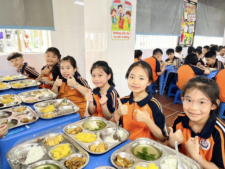 Gần 700.000 học sinh tiểu học H&agrave; Nội được hỗ trợ ăn b&aacute;n tr&uacute; v&agrave; chăm s&oacute;c sức khỏe- Ảnh 1.