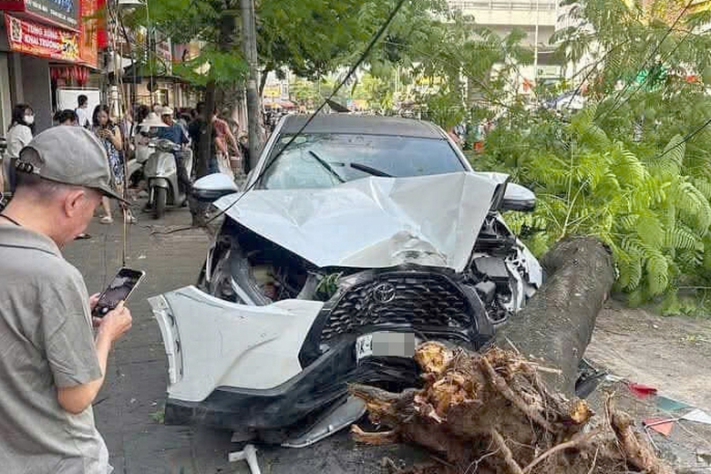 Hà Nội: Ô tô con tông hàng loạt xe máy rồi húc đổ cây xanh, nhiều người bị thương- Ảnh 2. Hà Nội: Ô tô con tông hàng loạt xe máy rồi húc đổ cây xanh, nhiều người bị thương- Ảnh 2.