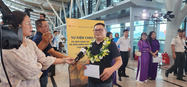 H&agrave;nh kh&aacute;ch thứ 350 triệu của Vietnam Airlines nhận qu&agrave; đặc biệt- Ảnh 2.