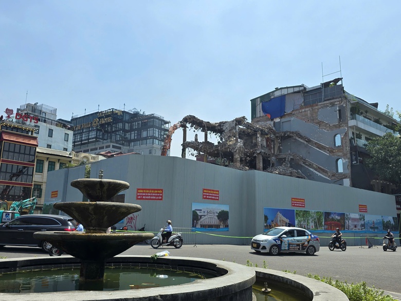 C&ocirc;ng nh&acirc;n đội nắng, gấp r&uacute;t ph&aacute; dỡ to&agrave; nh&agrave; "H&agrave;m c&aacute; mập"- Ảnh 2.