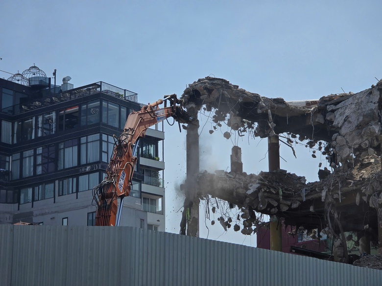 C&ocirc;ng nh&acirc;n đội nắng, gấp r&uacute;t ph&aacute; dỡ to&agrave; nh&agrave; "H&agrave;m c&aacute; mập"- Ảnh 3.