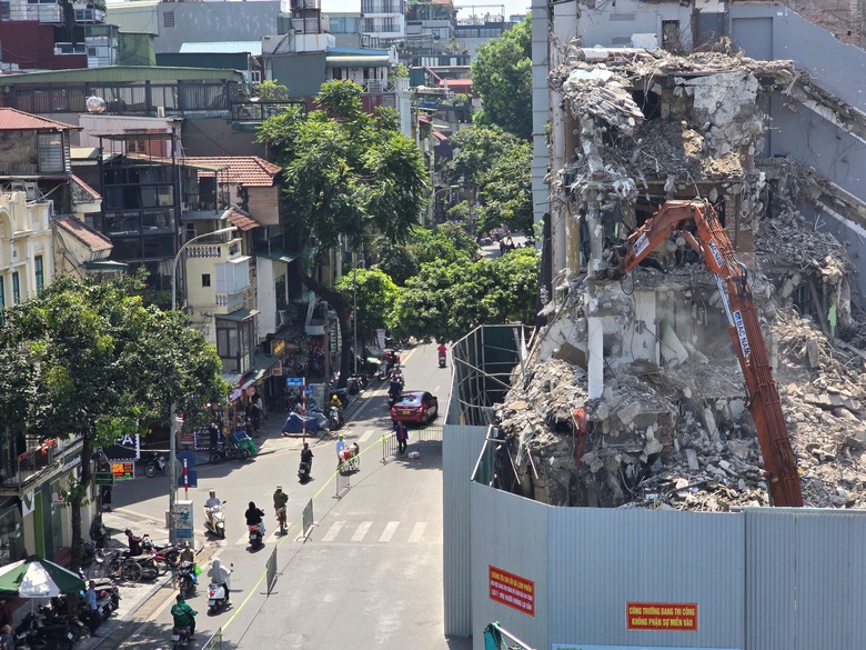 C&ocirc;ng nh&acirc;n đội nắng, gấp r&uacute;t ph&aacute; dỡ to&agrave; nh&agrave; "H&agrave;m c&aacute; mập"- Ảnh 5.