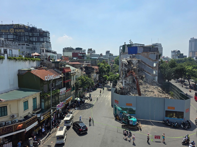 C&ocirc;ng nh&acirc;n đội nắng, gấp r&uacute;t ph&aacute; dỡ to&agrave; nh&agrave; "H&agrave;m c&aacute; mập"- Ảnh 1.