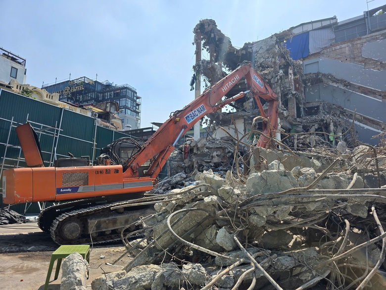 C&ocirc;ng nh&acirc;n đội nắng, gấp r&uacute;t ph&aacute; dỡ to&agrave; nh&agrave; "H&agrave;m c&aacute; mập"- Ảnh 6.