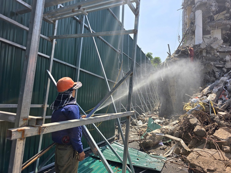 C&ocirc;ng nh&acirc;n đội nắng, gấp r&uacute;t ph&aacute; dỡ to&agrave; nh&agrave; "H&agrave;m c&aacute; mập"- Ảnh 4.