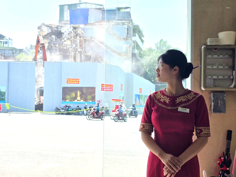 C&ocirc;ng nh&acirc;n đội nắng, gấp r&uacute;t ph&aacute; dỡ to&agrave; nh&agrave; "H&agrave;m c&aacute; mập"- Ảnh 7.