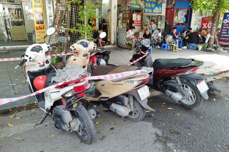 Nữ tài xế tông 11 xe máy, húc đổ cây: Một nạn nhân đã tử vong- Ảnh 2. Nữ tài xế tông 11 xe máy, húc đổ cây: Một nạn nhân đã tử vong- Ảnh 2.