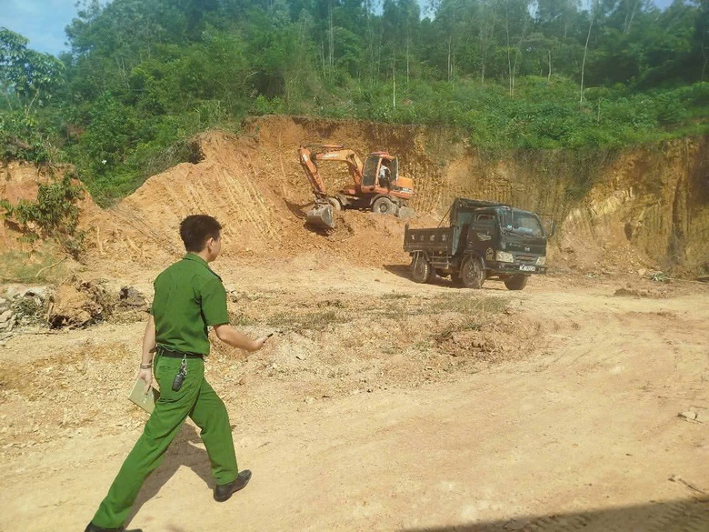 Nghệ An: Phát hiện và xử lý kịp thời hành vi đắp mộ giả, lấn chiếm đất nông nghiệp- Ảnh 2. Nghệ An: Phát hiện và xử lý kịp thời hành vi đắp mộ giả, lấn chiếm đất nông nghiệp- Ảnh 2.